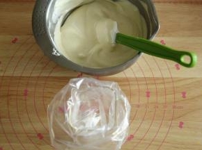 看，混匀的蛋糕糊，是没有蛋白霜块的哦。准备好裱花袋。