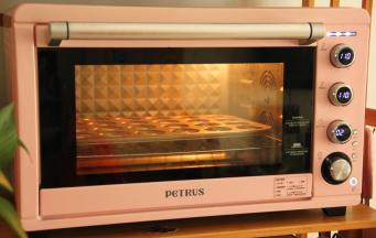 提起模具轻震1-2下，震出大气泡。放入预热好的烤箱中层偏下位置，转上下110度，烤35分钟。