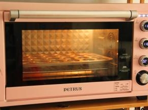 提起模具轻震1-2下，震出大气泡。放入预热好的烤箱中层偏下位置，转上下110度，烤35分钟。