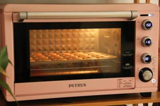 然后转上火150，下火110，继续烤13分钟上色，最后10分钟，把烤箱热风功能打开，表皮烤老一些，不容易粘皮。