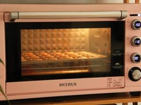 然后转上火150，下火110，继续烤13分钟上色，最后10分钟，把烤箱热风功能打开，表皮烤老一些，不容易粘皮。