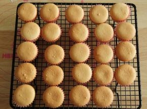 烤完，取出烤盘，用力震2下震出热气，然后将小蛋糕转移到冷凉架上冷凉即可。用牙签插入蛋糕体，如果没有蛋糕屑带出就说明烤熟了。完全冷凉后密封保存，尽快吃完哦！