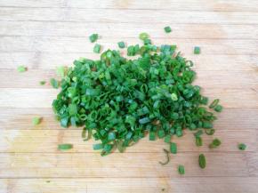香葱叶洗干净切碎。