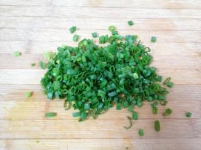 香葱叶洗干净切碎。