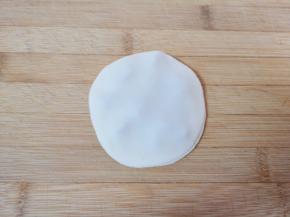 上面盖上一层饺子皮。