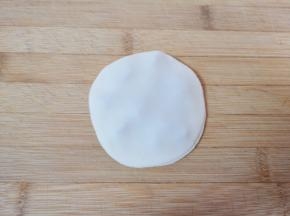 上面盖上一层饺子皮。