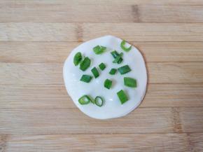 继续刷上一层熟油，撒上盐，放上香葱叶。