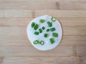 继续刷上一层熟油，撒上盐，放上香葱叶。