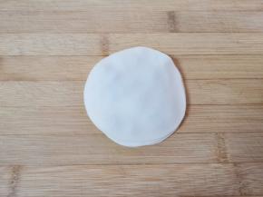 盖上一张饺子皮，继续刷上一层熟油……。