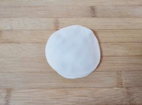 盖上一张饺子皮，继续刷上一层熟油……。