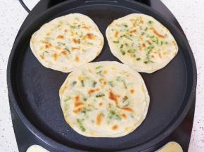 煎至两面金黄盛出，饺子皮葱油饼烙好了。