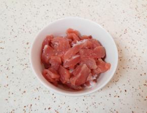 瘦肉洗干净切成片。