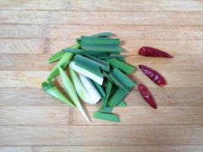 蒜苗切成段，准备好干红辣椒（喜欢吃辣可以将干红辣椒掰开）。