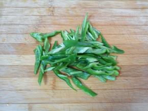 青椒去籽洗干净切成条。