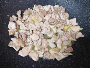 炒锅内倒适量的食用油烧热，下入腌制好的肉片大火炒熟，盛出备用。