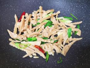 下入笋干翻炒均匀。