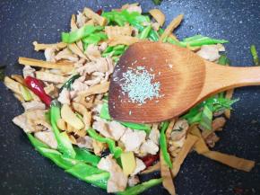 放蔬之鲜增加口感，翻炒均匀关火出锅。