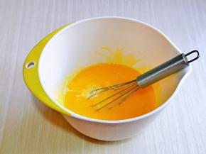 蛋黄与蛋白分离，分别在无油无水的容器中，先做蛋黄糊，蛋黄用手动打蛋器打散，再加入牛奶继续打均匀至看不到牛奶。