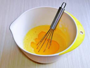 加入玉米油，使油与蛋液完全融合再一起，(色拉油也可以，但是一定要无味的)