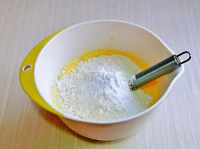 筛入面粉，用硅胶铲翻拌均匀，看不到干粉。