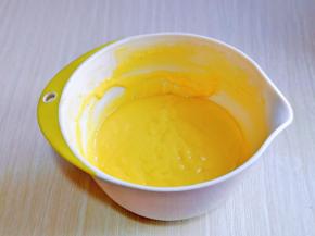 用手动打蛋器拌均匀，拌的时候用Z字形状来回搅动，不要转圈搅拌，以免起筋。这样蛋黄糊就做好了，放在旁边备用。