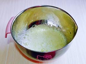 蛋白打发，往蛋白里滴入白醋，启动电动打蛋器将蛋白中速打发至呈现鱼眼泡。