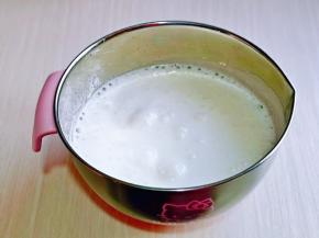  加入三分之糖，继续高速打发，蛋清泡消失，细腻时再加入三分之一的糖，继续打发。