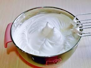 电动打蛋器高速打发，打至湿性发泡时加入最后的三分之一糖，继续打发至蛋白出现细腻的纹路，将电动打蛋器调低速打发一会，感觉有些阻力时，就可以停止打发，以免消泡，提起打蛋器有微微的弯勾即可！