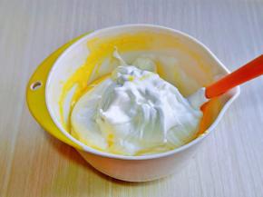 取三分之一的蛋白霜加入蛋黄糊中，翻拌手法直至看不到蛋白霜。