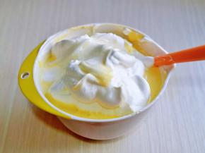 再取三分之一的蛋白霜加入蛋黄糊中，继续上面的手法，翻拌直至看不到蛋白霜。