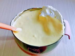 最后将蛋黄糊倒入蛋白霜的容器中，继续翻拌手法，直至看不到蛋白霜即可。