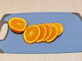 甜橙冲洗干净再用盐搓，再次冲洗干净，擦干水分切片，不要太厚哈。