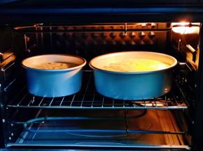 将模具入烤箱中层，上管150度下管155度烤50分钟！（时间及温度仅供参考）