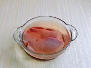 猪肝冲洗干净，泡冷水，反复泡，水浑浊了就换，直水清澈为止。