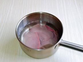 泡好的猪肝焯水: 放入锅中加入纯净水，加一勺料酒，没过猪肝为佳，大火烧开，转中火煮2分钟。