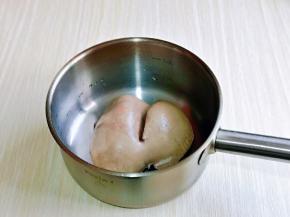 煮好的猪肝把水倒掉，再用冷水反复冲洗，将猪肝上的杂质冲洗干净，再次放入锅中。