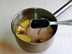加入纯净水，再加入姜片，香叶，八角，一勺柠檬酱油。