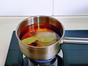 上煤气大火烧开。转小火慢煮30分钟左右，时间可以自己掌握哈，总之煮熟透即可。