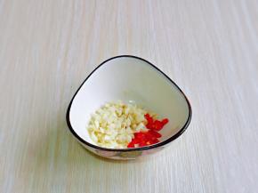 大蒜去皮切碎，辣椒很干净切段，放入小碗中。