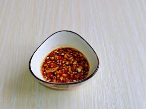 再加入水饺蘸汁，一勺柠檬酱油，几滴芝麻油，搅拌均匀。