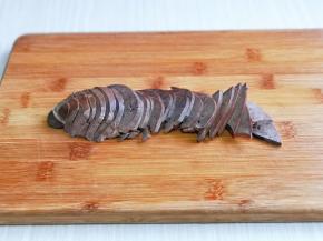 煮好的猪肝凉一会，再切片。