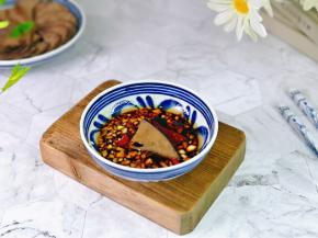 我要开动喽～蘸上调好的酱料，好吃停不下来！