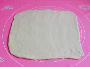 醒发好的面团用擀面杖擀长方形，约2mm的厚度。