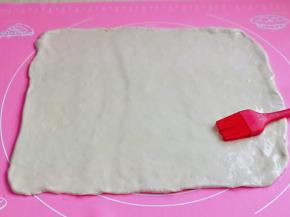 均匀刷上食用油。