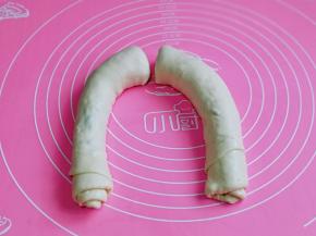 用切刀从中间切开，之后盖上保鲜膜再次醒发15分钟。