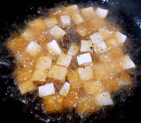 锅中倒入适量油加热放入豆腐大火炸起来