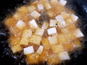 锅中倒入适量油加热放入豆腐大火炸起来