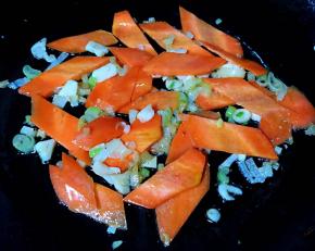 锅中倒入底油加热放入葱姜蒜爆香再放入胡萝卜翻炒至断生