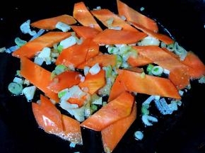 锅中倒入底油加热放入葱姜蒜爆香再放入胡萝卜翻炒至断生