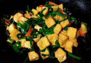 韭菜炒豆腐完全入味即可出锅享用